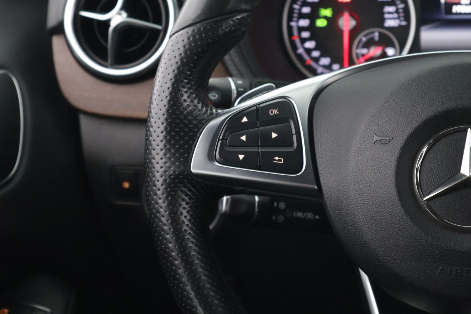 MERCEDES-BENZ B 2016 200 CDI 4MATIC AMG *AMG / Harman&Kardon / Navi / LED / P-Kamera / Koukku / Tutkat * - *Kahdet merkki renkaat vantein / Premium varustelu / Käytännöllinen*