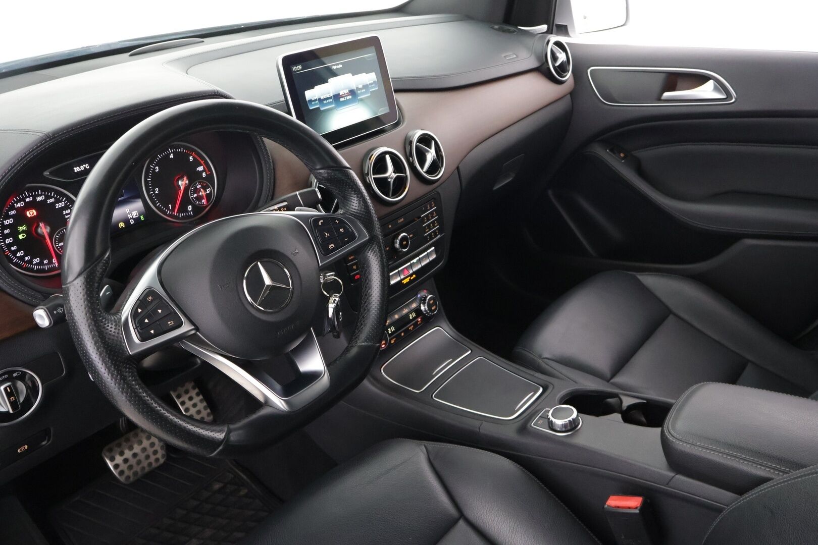 MERCEDES-BENZ B 2016 200 CDI 4MATIC AMG - * AMG / H&K / Navi / LED / P-Kamera / Koukku / Navi / Tutkat *