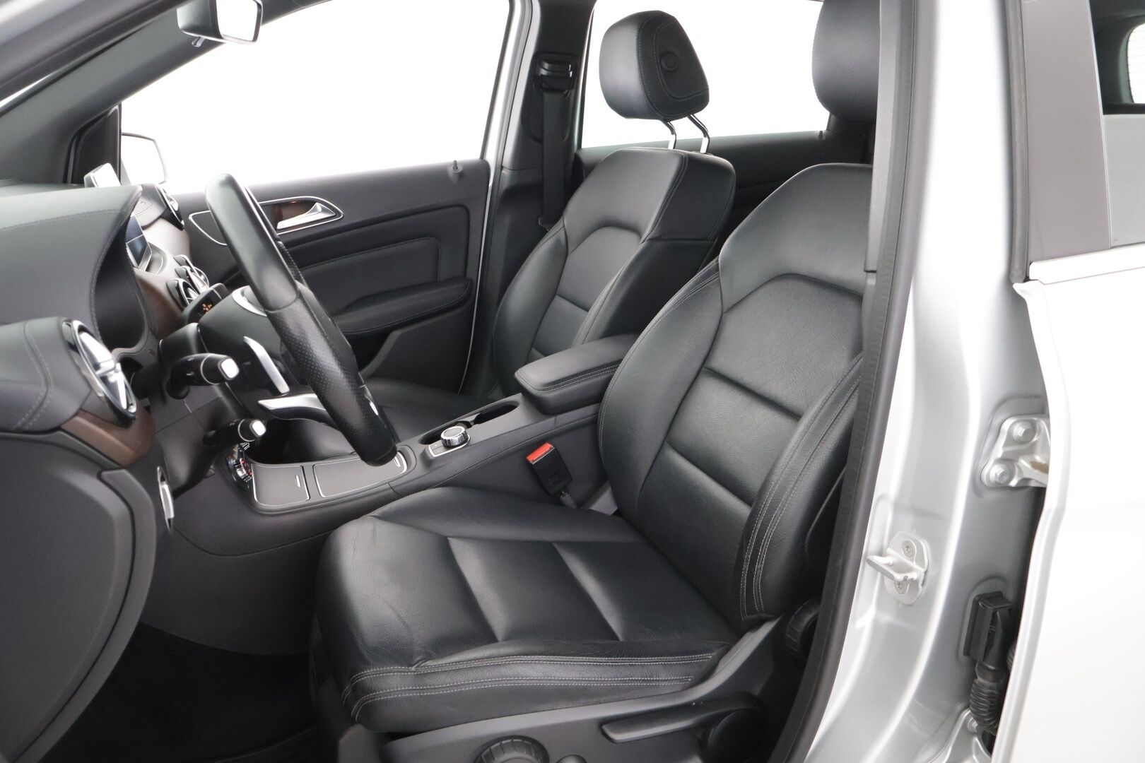 MERCEDES-BENZ B 2016 200 CDI 4MATIC AMG *AMG / Harman&Kardon / Navi / LED / P-Kamera / Koukku / Tutkat * - *Kahdet merkki renkaat vantein / Premium varustelu / Käytännöllinen*