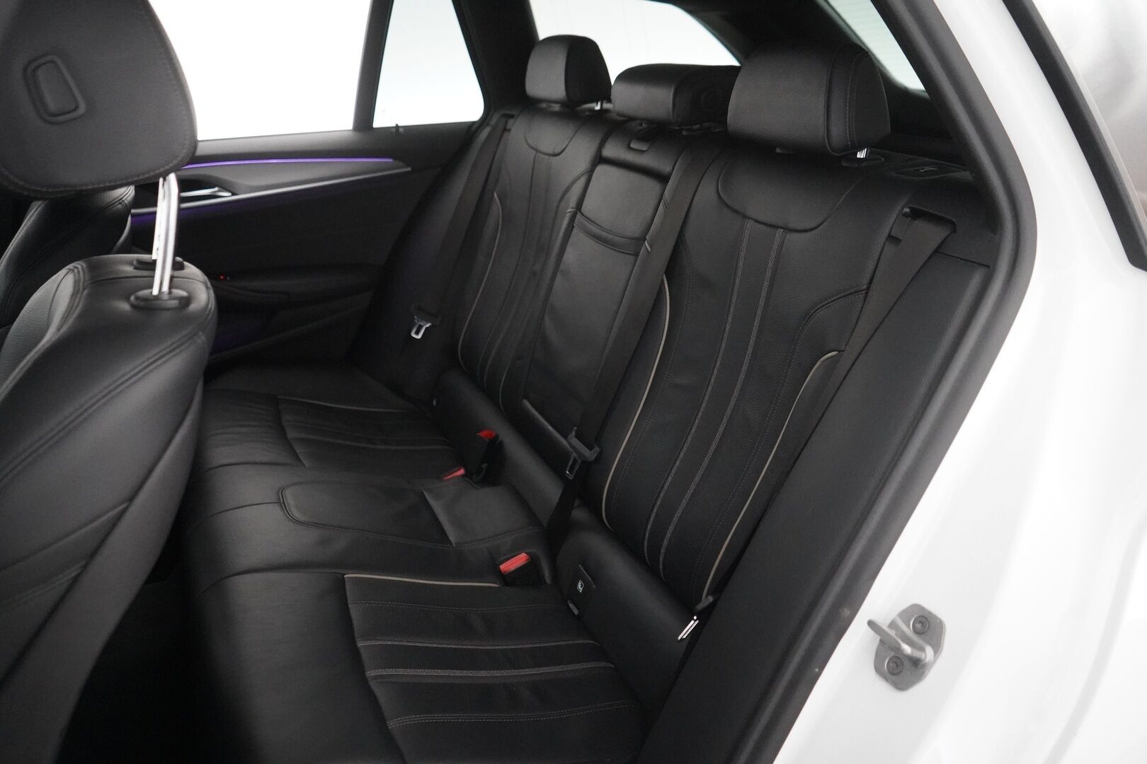 BMW 520 2017 G31 Touring d xDrive M-Sport - Sporttinahat | Alletaittuva koukku | 360° Kamera | HiFi | Ambient-sisävalaistus | Kahdet renkaat OEM vanteilla