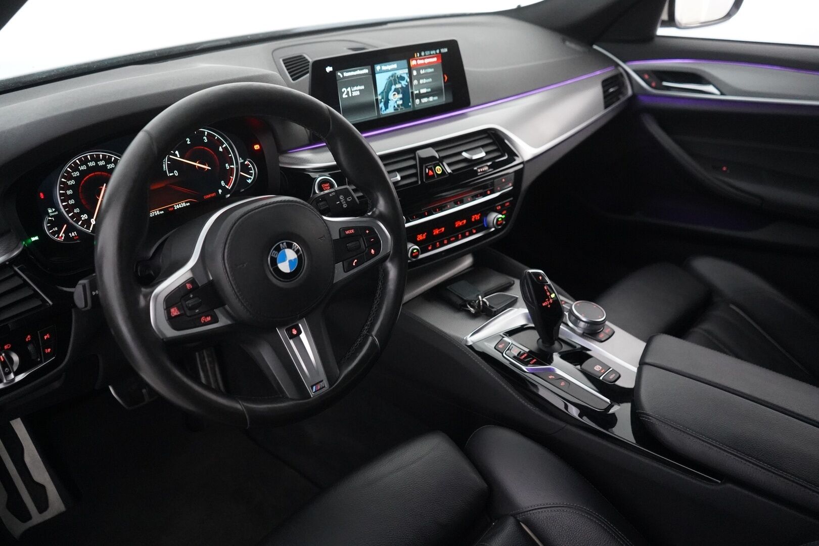 BMW 520 2017 G31 Touring d xDrive M-Sport - Sporttinahat | Alletaittuva koukku | 360° Kamera | HiFi | Ambient-sisävalaistus | Kahdet renkaat OEM vanteilla