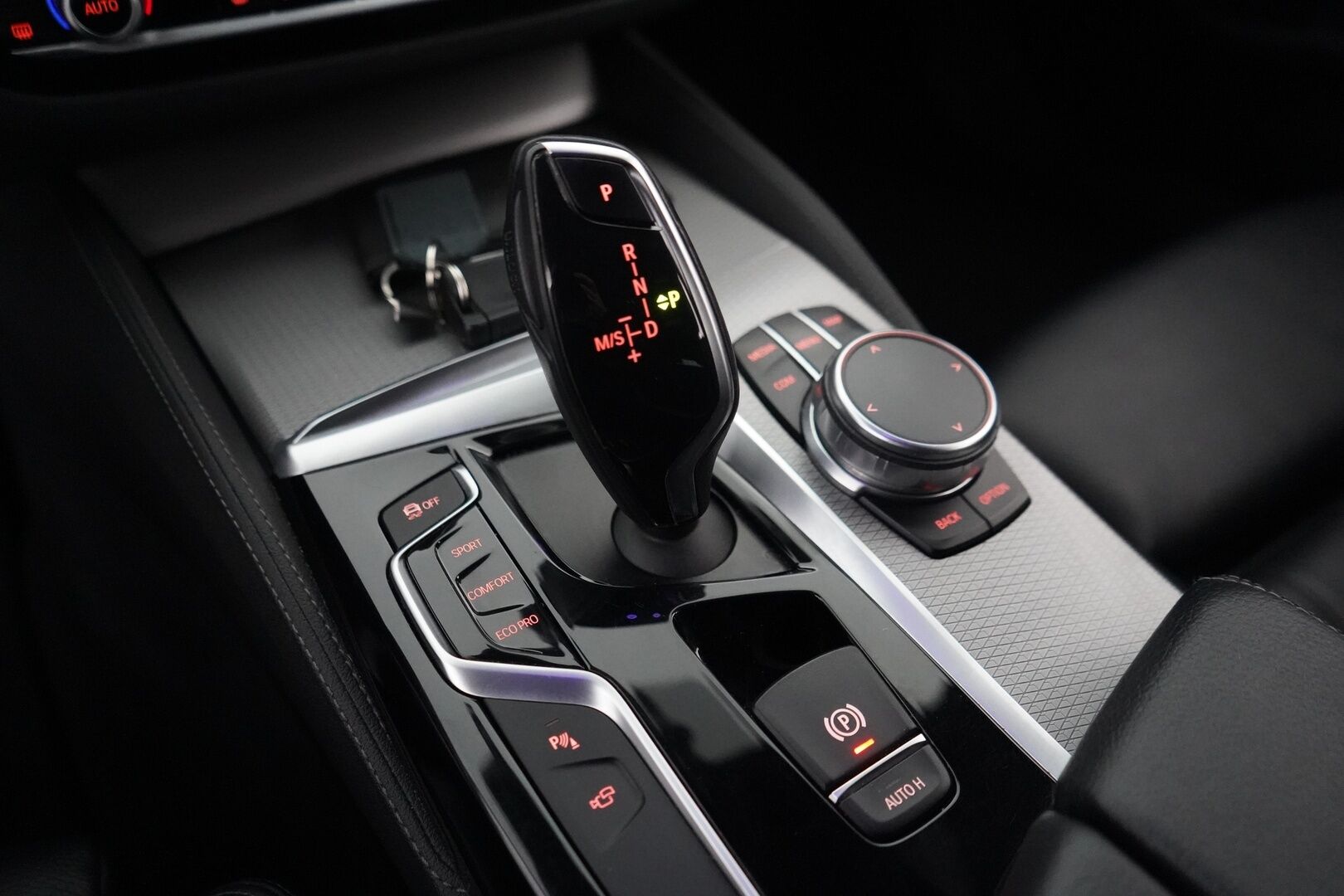 BMW 520 2017 G31 Touring d xDrive M-Sport - Sporttinahat | Alletaittuva koukku | 360° Kamera | HiFi | Ambient-sisävalaistus | Kahdet renkaat OEM vanteilla
