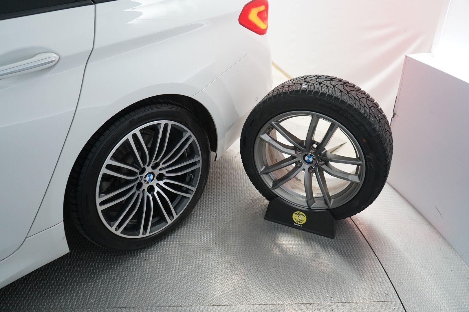 BMW 520 2017 G31 Touring d xDrive M-Sport - Sporttinahat | Alletaittuva koukku | 360° Kamera | HiFi | Ambient-sisävalaistus | Kahdet renkaat OEM vanteilla