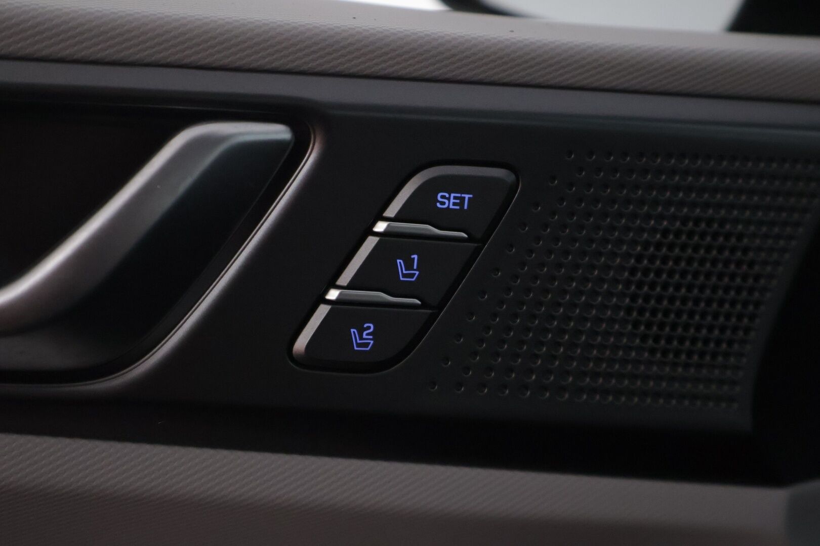 Hyundai IONIQ plug-in 2020 1,6 plug-in 141 hv 6-DCT Style Limited Edition MY20 - | 2-om. Suomi-auto | ACC | Infinity Sound | BLIS | Ilmastoidut Nahkapenkit | Kuljettajan penkki Muistilla | P. Kamera | Digimittaristo | AppleCarPlay & AndroidAuto | LED |