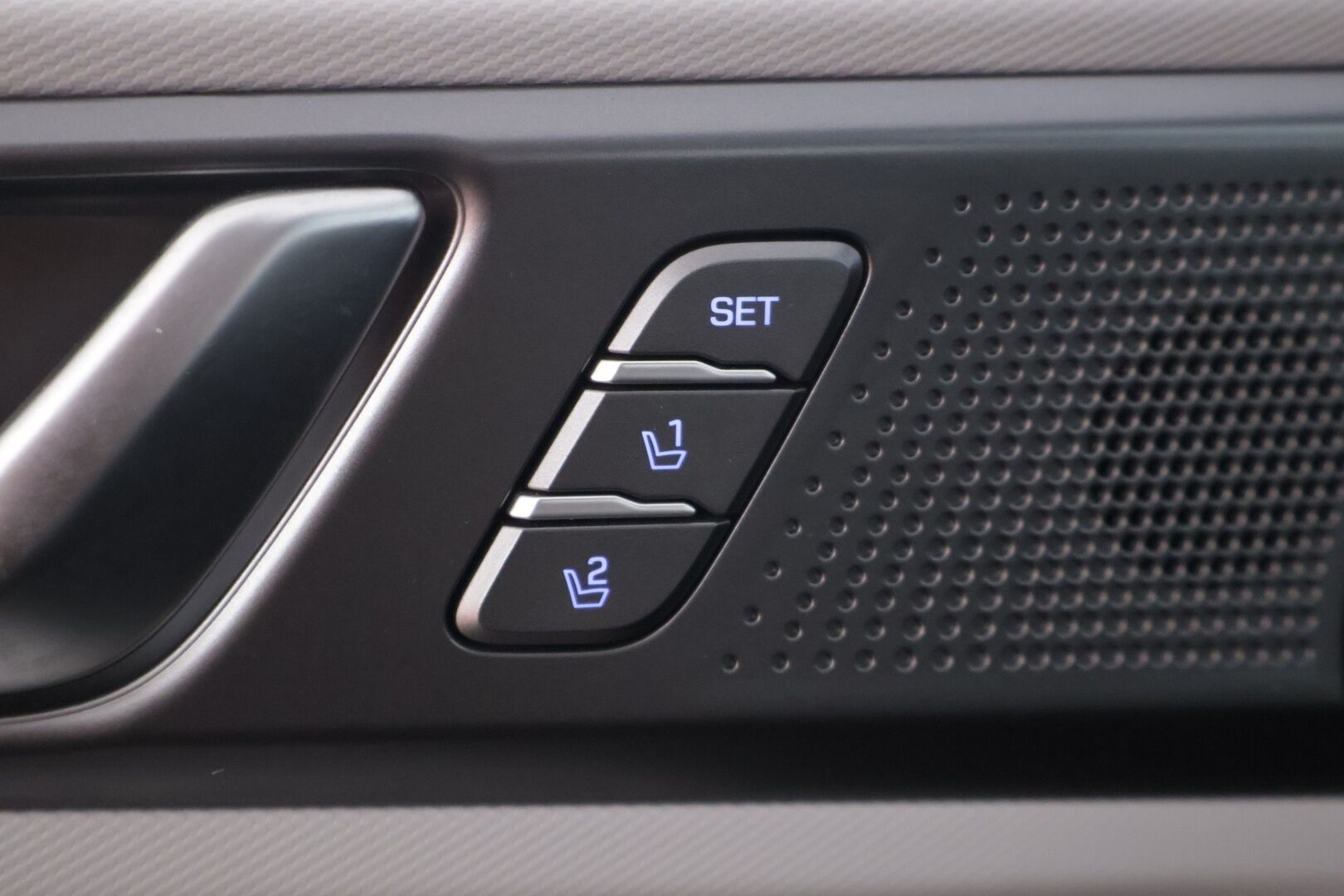 Hyundai IONIQ plug-in 2020 1,6 plug-in 141 hv 6-DCT Style Limited Edition MY20 - | 2-om. Suomi-auto | ACC | Infinity Sound | BLIS | Ilmastoidut Nahkapenkit | Kuljettajan penkki Muistilla | P. Kamera | Digimittaristo | AppleCarPlay & AndroidAuto | LED |