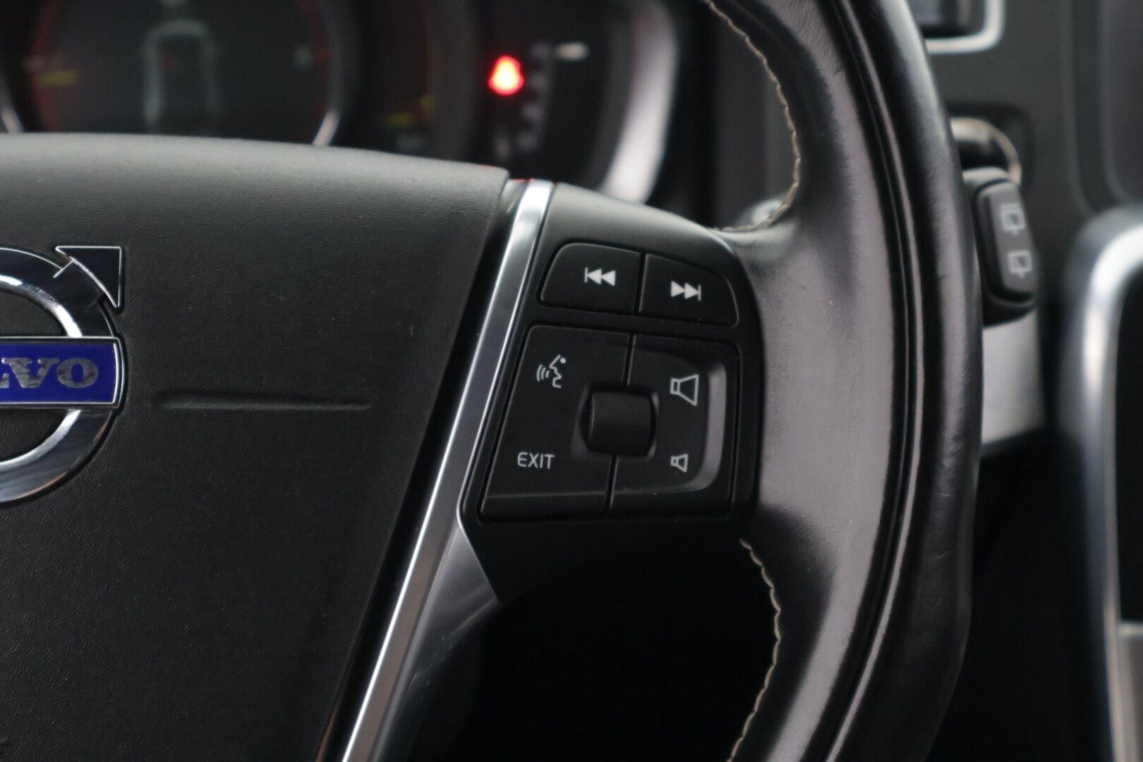 Volvo V60 2017 D3 Business aut. Facelift / Webasto / Koukku / Digimittari / Vakkari / Sporttinahat / P-tutka / Bluetooth / Kaistavahti - *2x aluvanteet / Huippusiisti / Aktiiviset valot / Huoltokirja*