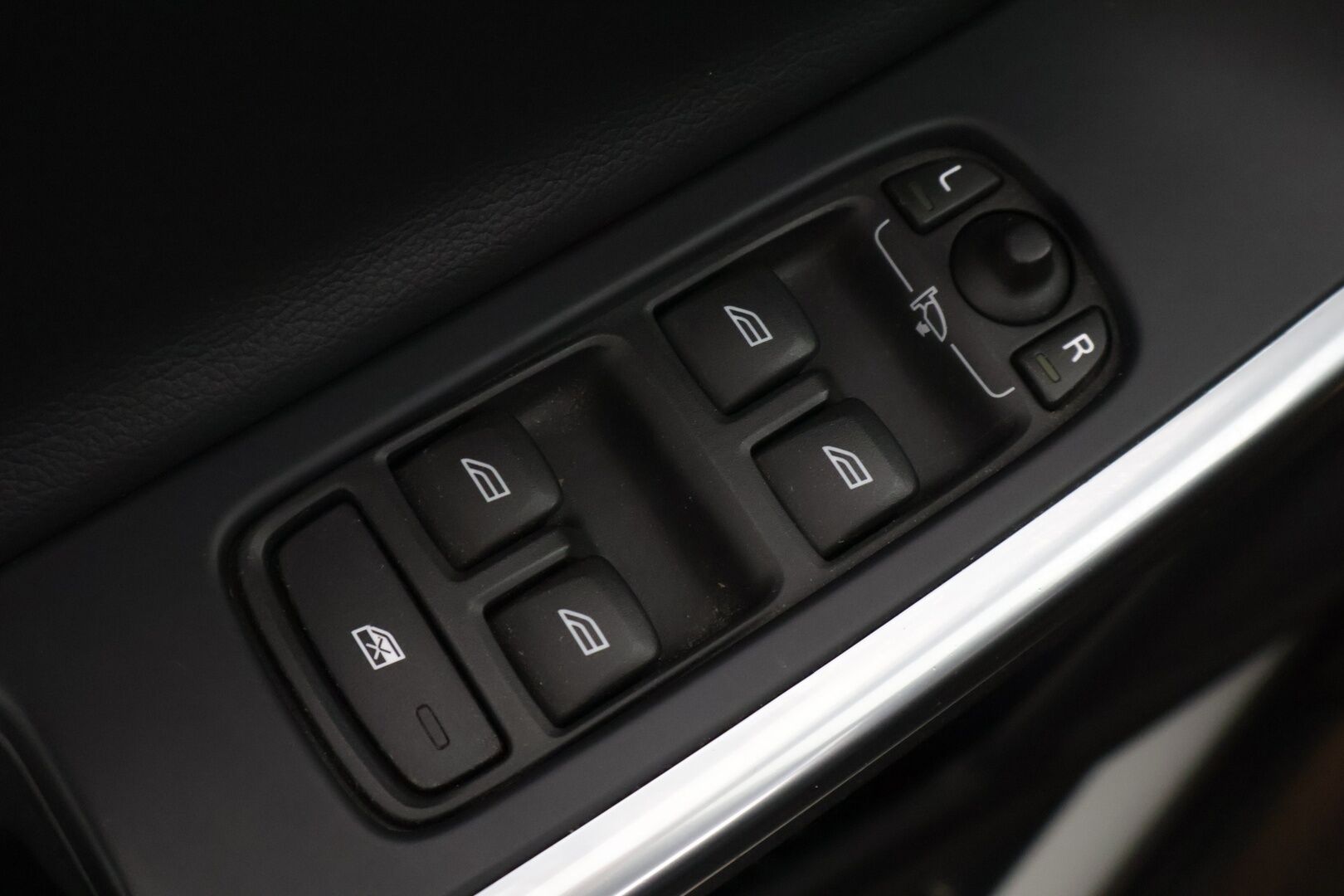 Volvo V60 2017 D3 Business aut. Facelift / Webasto / Koukku / Digimittari / Vakkari / Sporttinahat / P-tutka / Bluetooth / Kaistavahti - *2x aluvanteet / Huippusiisti / Aktiiviset valot / Huoltokirja*