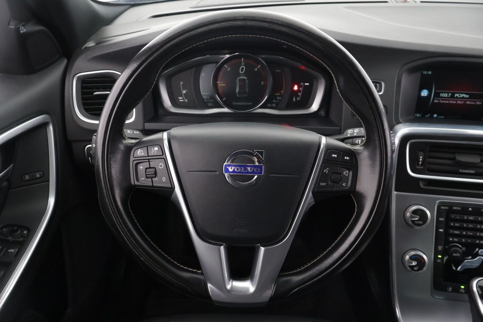 Volvo V60 2017 D3 Business aut. Facelift / Webasto / Koukku / Digimittari / Vakkari / Sporttinahat / P-tutka / Bluetooth / Kaistavahti - *2x aluvanteet / Huippusiisti / Aktiiviset valot / Huoltokirja*