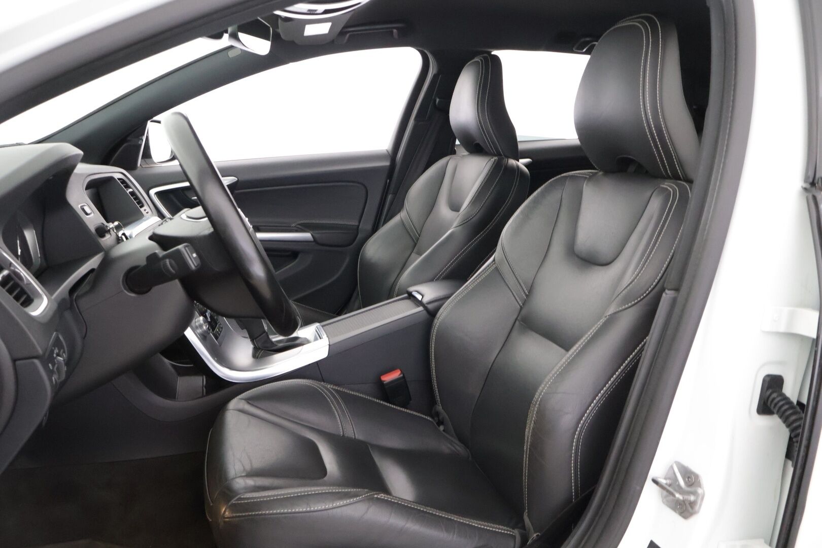 Volvo V60 2017 D3 Business aut. Facelift / Webasto / Koukku / Digimittari / Vakkari / Sporttinahat / P-tutka / Bluetooth / Kaistavahti - *2x aluvanteet / Huippusiisti / Aktiiviset valot / Huoltokirja*