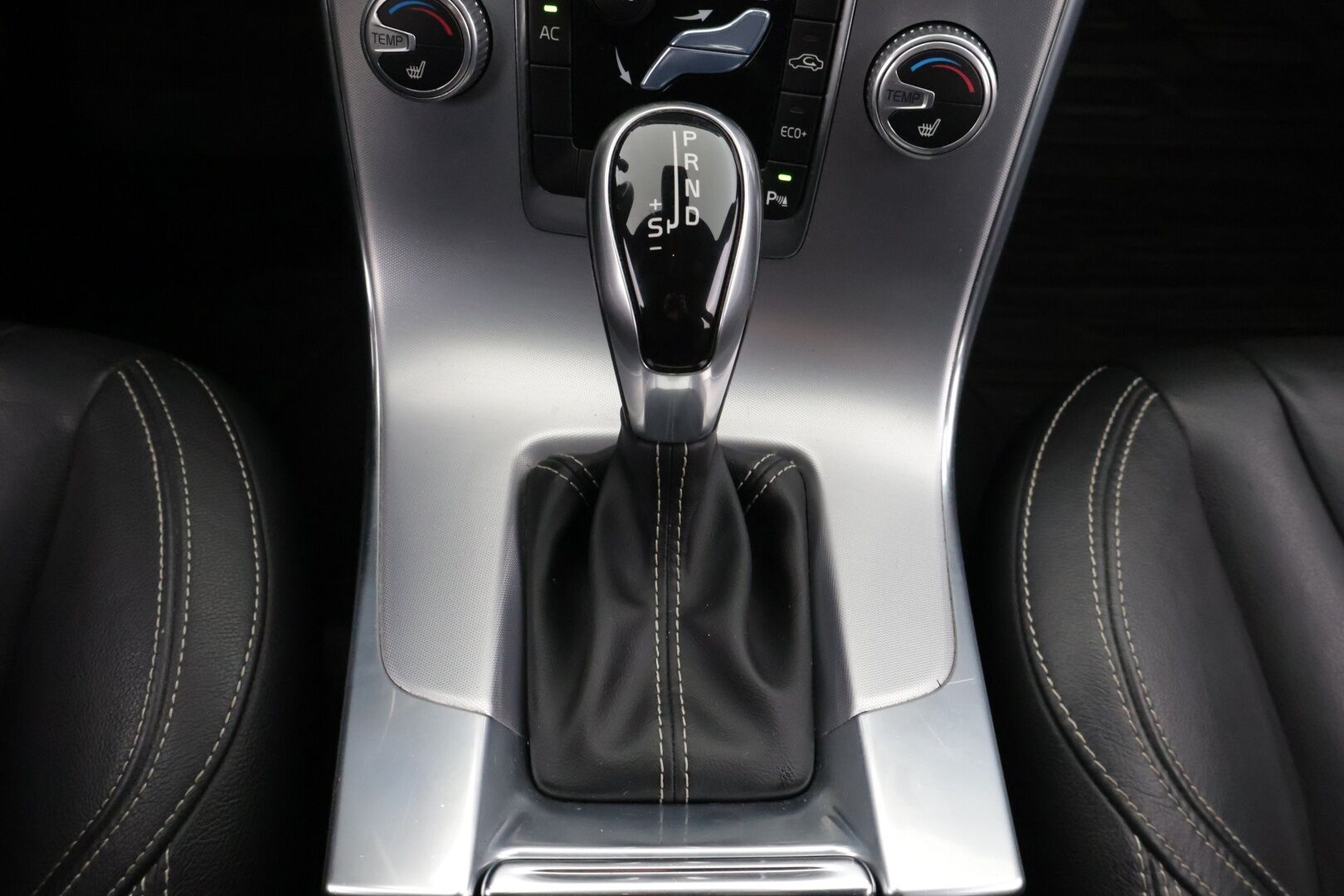 Volvo V60 2017 D3 Business aut. Facelift / Webasto / Koukku / Digimittari / Vakkari / Sporttinahat / P-tutka / Bluetooth / Kaistavahti - *2x aluvanteet / Huippusiisti / Aktiiviset valot / Huoltokirja*