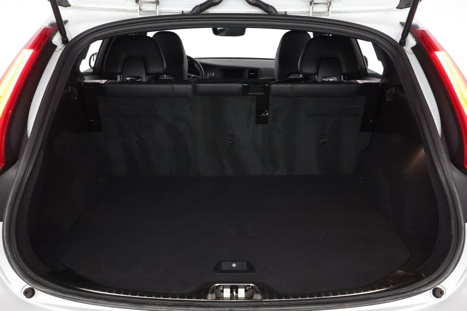 Volvo V60 2017 D3 Business aut. Facelift / Webasto / Koukku / Digimittari / Vakkari / Sporttinahat / P-tutka / Bluetooth / Kaistavahti - *2x aluvanteet / Huippusiisti / Aktiiviset valot / Huoltokirja*