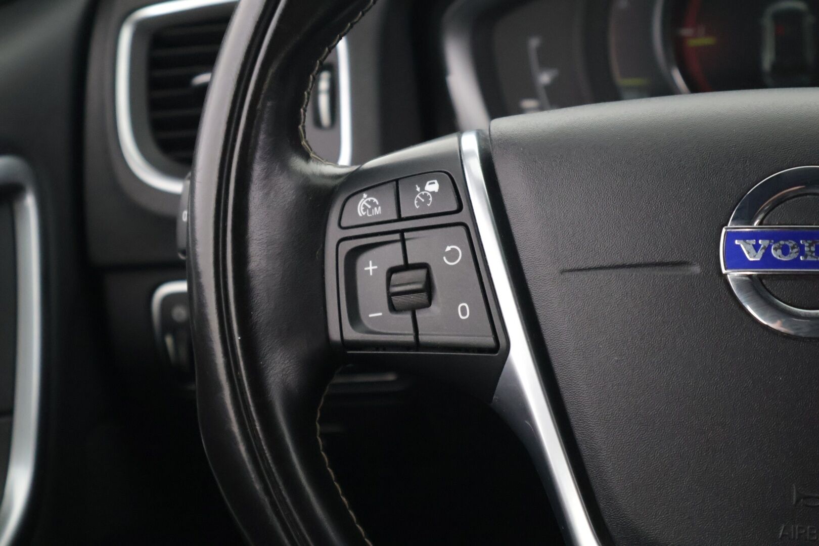 Volvo V60 2017 D3 Business aut. Facelift / Webasto / Koukku / Digimittari / Vakkari / Sporttinahat / P-tutka / Bluetooth / Kaistavahti - *2x aluvanteet / Huippusiisti / Aktiiviset valot / Huoltokirja*