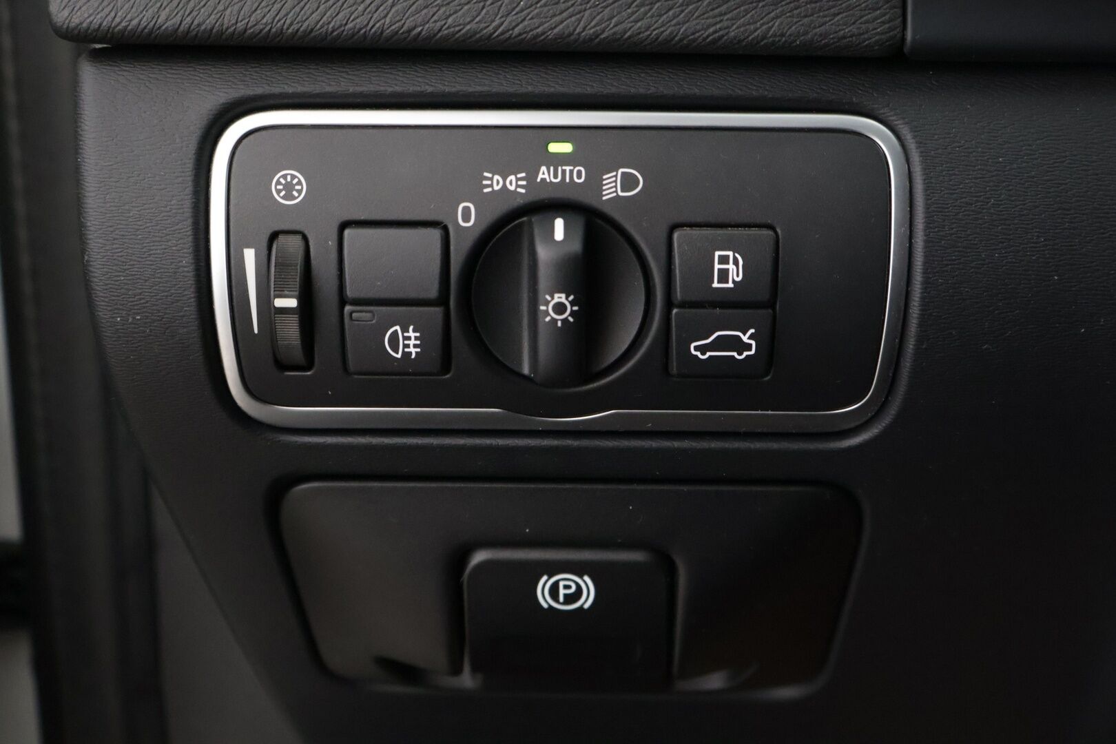 Volvo V60 2017 D3 Business aut. Facelift / Webasto / Koukku / Digimittari / Vakkari / Sporttinahat / P-tutka / Bluetooth / Kaistavahti - *2x aluvanteet / Huippusiisti / Aktiiviset valot / Huoltokirja*