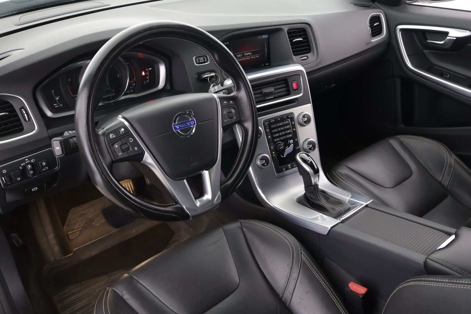 Volvo V60 2017 D3 Business aut. Facelift / Webasto / Koukku / Digimittari / Vakkari / Sporttinahat / P-tutka / Bluetooth / Kaistavahti - *2x aluvanteet / Huippusiisti / Aktiiviset valot / Huoltokirja*