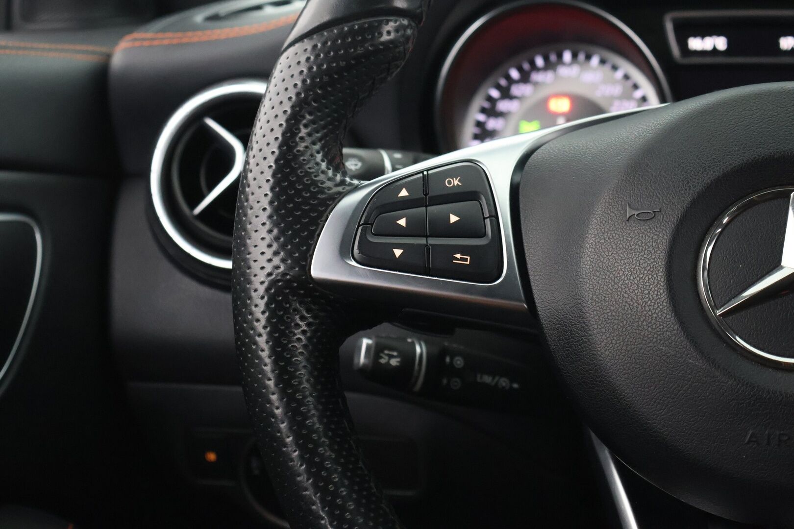 Mercedes-Benz CLA 2016 220 CDI A AMG Orange Art Edition / Adapt.vak / Webasto / ILS / P-kamera - BLIS / Kahdet renkaat aluvanteilla / Tarkka huoltohistoria! - HULLUT AVAJAISHULINAT KORKOTARJOUS 3,29 %