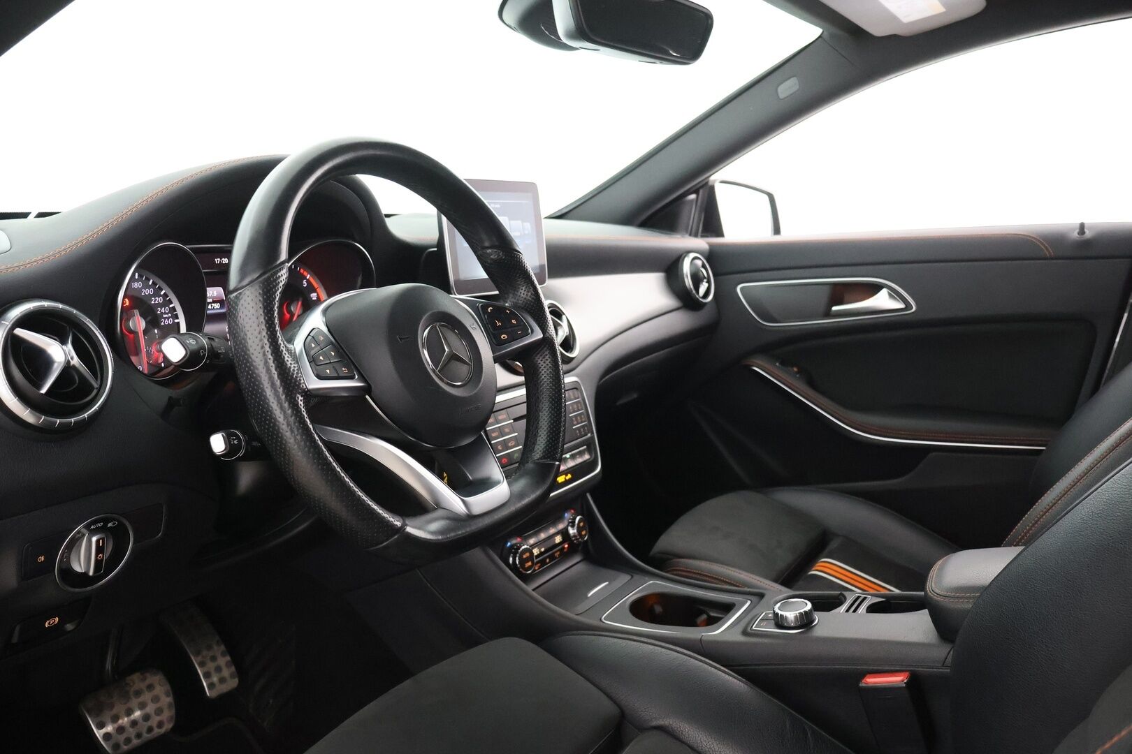 Mercedes-Benz CLA 2016 220 CDI A AMG Orange Art Edition / Adapt.vak / Webasto / ILS / P-kamera - BLIS / Kahdet renkaat aluvanteilla / Tarkka huoltohistoria! - HULLUT AVAJAISHULINAT KORKOTARJOUS 3,29 %