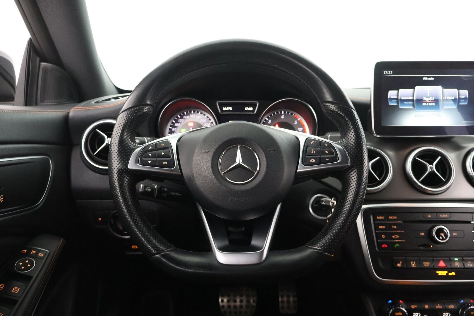 Mercedes-Benz CLA 2016 220 CDI A AMG Orange Art Edition / Adapt.vak / Webasto / ILS / P-kamera - BLIS / Kahdet renkaat aluvanteilla / Tarkka huoltohistoria! - HULLUT AVAJAISHULINAT KORKOTARJOUS 3,29 %