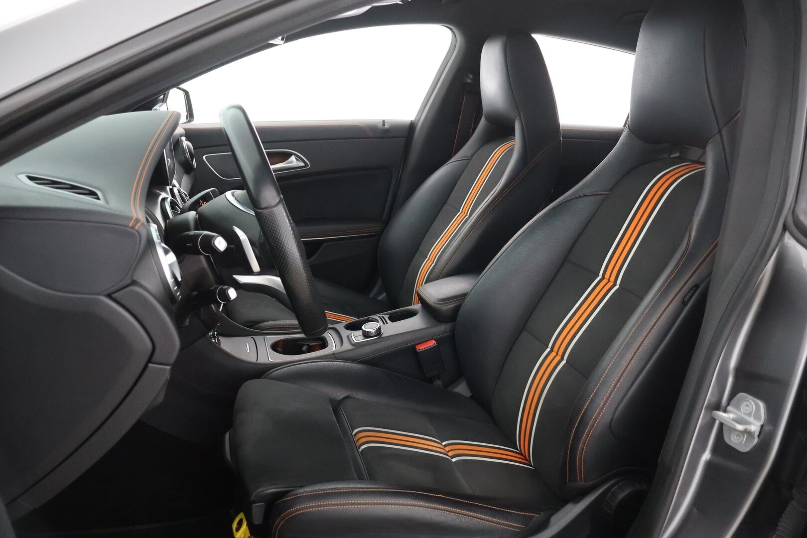 Mercedes-Benz CLA 2016 220 CDI A AMG Orange Art Edition / Adapt.vak / Webasto / ILS / P-kamera - BLIS / Kahdet renkaat aluvanteilla / Tarkka huoltohistoria! - HULLUT AVAJAISHULINAT KORKOTARJOUS 3,29 %