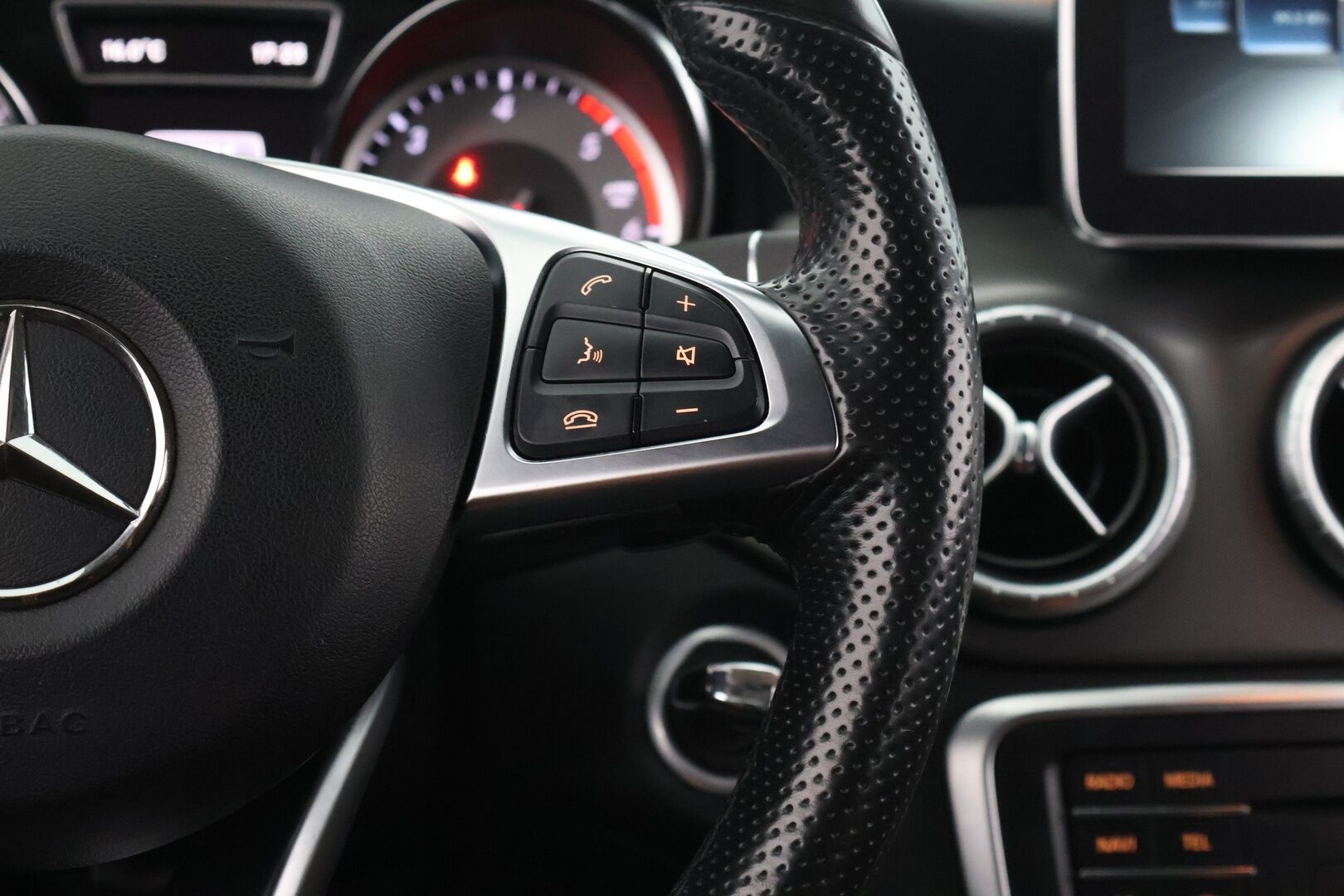 Mercedes-Benz CLA 2016 220 CDI A AMG Orange Art Edition / Adapt.vak / Webasto / ILS / P-kamera - BLIS / Kahdet renkaat aluvanteilla / Tarkka huoltohistoria! - HULLUT AVAJAISHULINAT KORKOTARJOUS 3,29 %