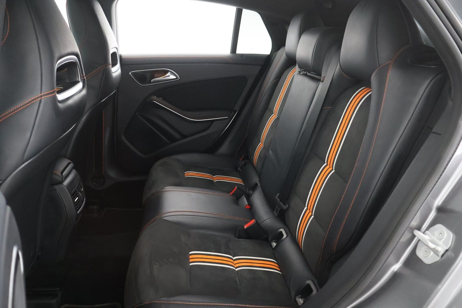 Mercedes-Benz CLA 2016 220 CDI A AMG Orange Art Edition / Adapt.vak / Webasto / ILS / P-kamera - BLIS / Kahdet renkaat aluvanteilla / Tarkka huoltohistoria! - HULLUT AVAJAISHULINAT KORKOTARJOUS 3,29 %