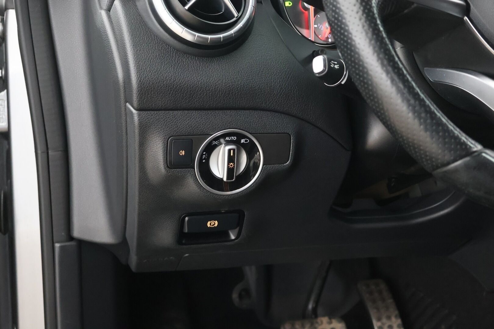 Mercedes-Benz CLA 2016 220 CDI A AMG Orange Art Edition / Adapt.vak / Webasto / ILS / P-kamera - BLIS / Kahdet renkaat aluvanteilla / Tarkka huoltohistoria! - HULLUT AVAJAISHULINAT KORKOTARJOUS 3,29 %