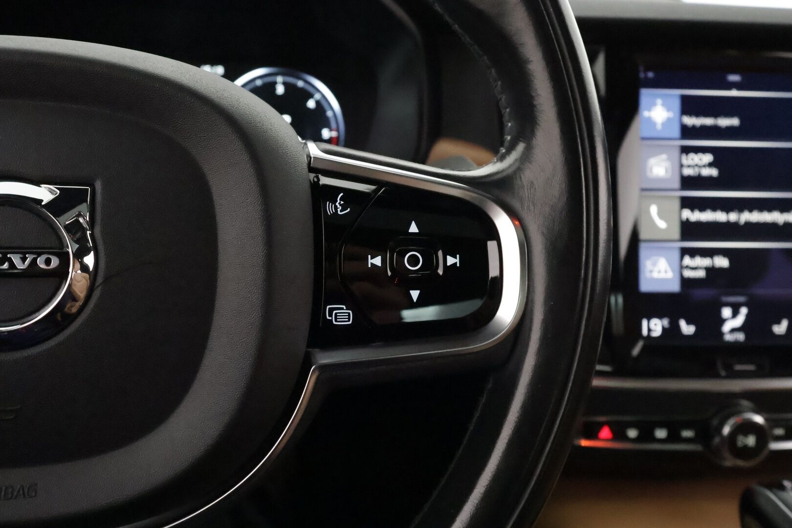 Volvo S90 2017 D5 AWD Inscription **HUD / 360° Kamera / Lasikattoluukku / Adapt.Vakkari / Sporttinahat Muistilla / Webasto / Full-LED** - Bowers&Wilkins / Navi / Kaistavahti / Digimittaristo / 4-Alueinen AC / Vaalean-Ruskea Nahkaverhoilu KeylessGO / 2x Renkaat
