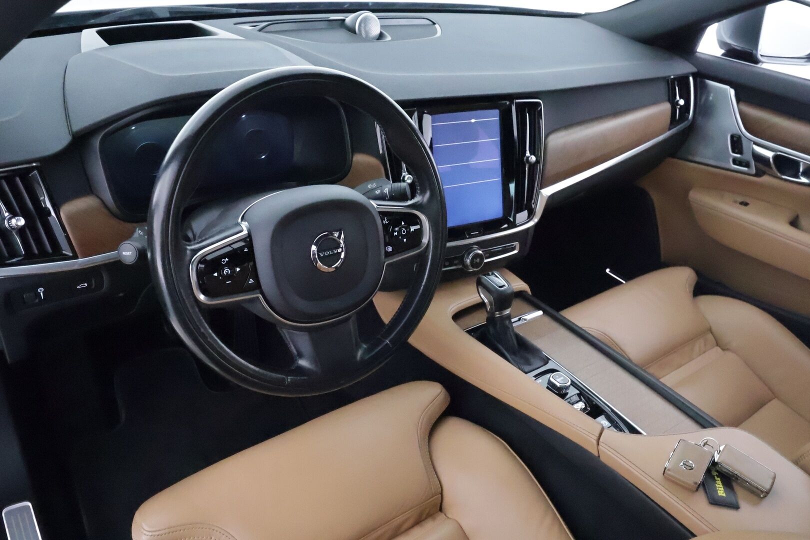 Volvo S90 2017 D5 AWD Inscription **HUD / 360° Kamera / Lasikattoluukku / Adapt.Vakkari / Sporttinahat Muistilla / Webasto / Full-LED** - Bowers&Wilkins / Navi / Kaistavahti / Digimittaristo / 4-Alueinen AC / Vaalean-Ruskea Nahkaverhoilu KeylessGO / 2x Renkaat