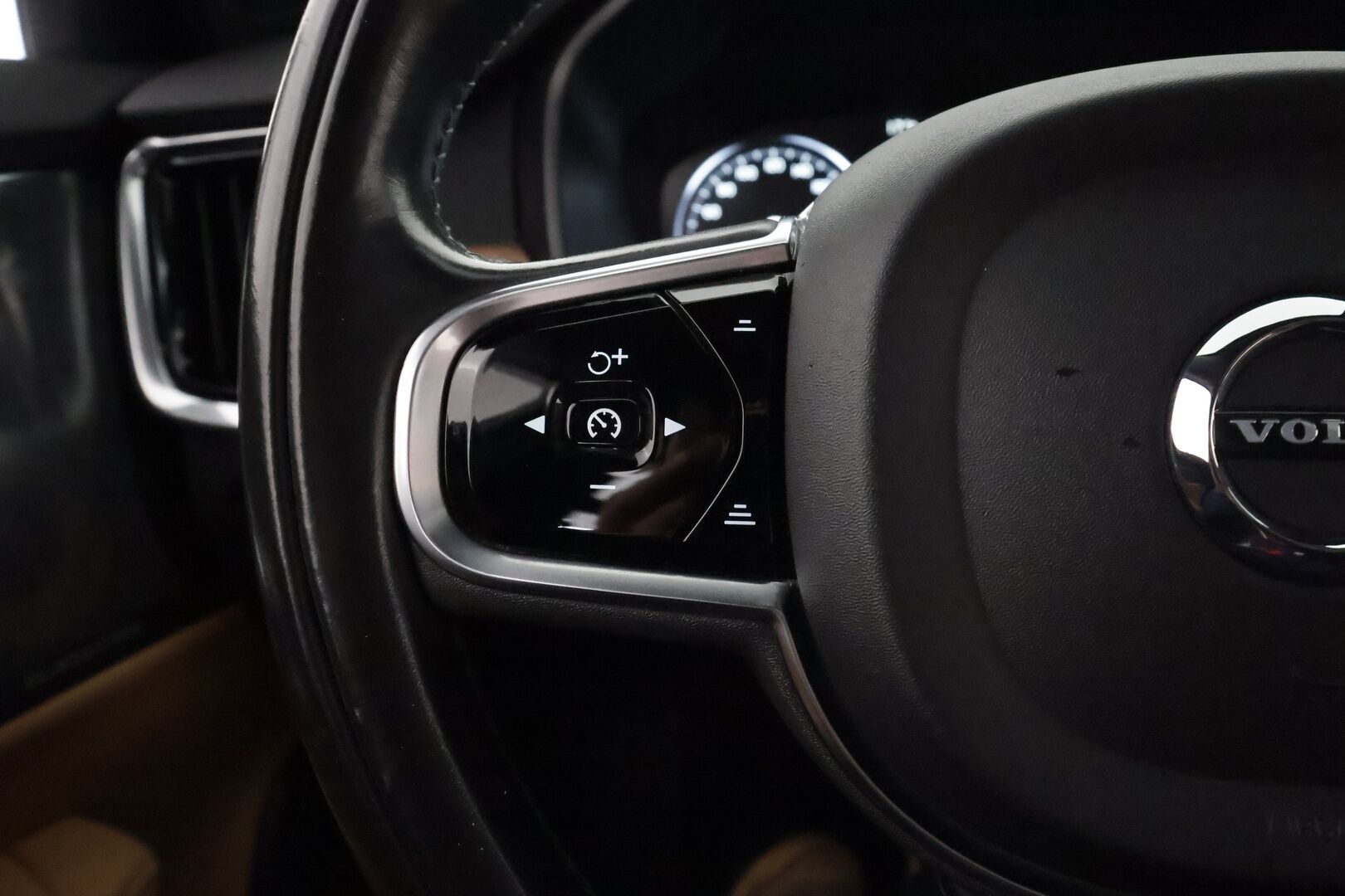 Volvo S90 2017 D5 AWD Inscription **HUD / 360° Kamera / Lasikattoluukku / Adapt.Vakkari / Sporttinahat Muistilla / Webasto / Full-LED** - Bowers&Wilkins / Navi / Kaistavahti / Digimittaristo / 4-Alueinen AC / Vaalean-Ruskea Nahkaverhoilu KeylessGO / 2x Renkaat