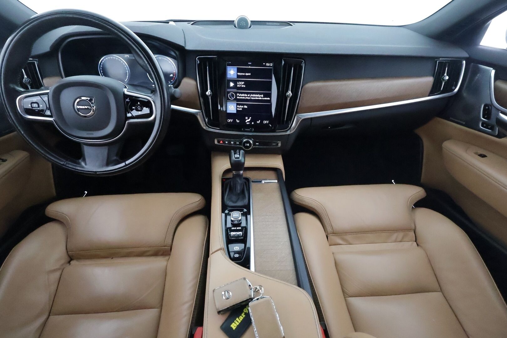 Volvo S90 2017 D5 AWD Inscription **HUD / 360° Kamera / Lasikattoluukku / Adapt.Vakkari / Sporttinahat Muistilla / Webasto / Full-LED** - Bowers&Wilkins / Navi / Kaistavahti / Digimittaristo / 4-Alueinen AC / Vaalean-Ruskea Nahkaverhoilu KeylessGO / 2x Renkaat