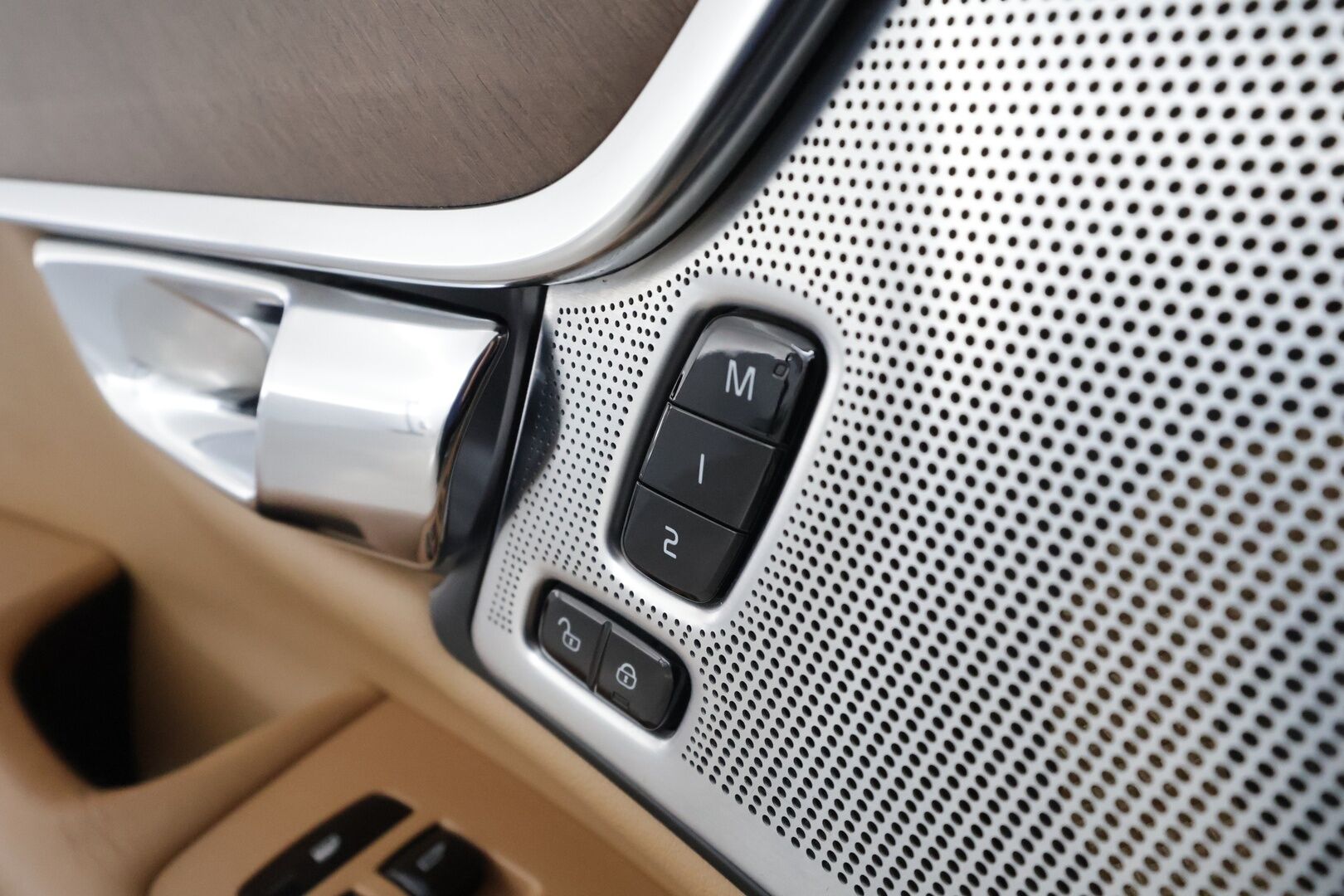 Volvo S90 2017 D5 AWD Inscription **HUD / 360° Kamera / Lasikattoluukku / Adapt.Vakkari / Sporttinahat Muistilla / Webasto / Full-LED** - Bowers&Wilkins / Navi / Kaistavahti / Digimittaristo / 4-Alueinen AC / Vaalean-Ruskea Nahkaverhoilu KeylessGO / 2x Renkaat