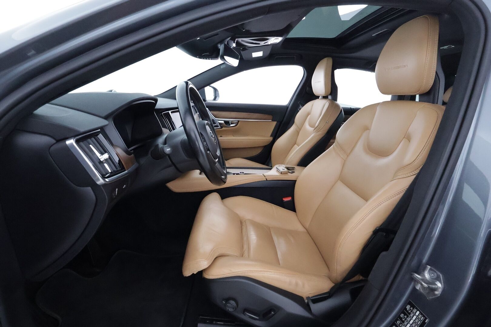 Volvo S90 2017 D5 AWD Inscription **HUD / 360° Kamera / Lasikattoluukku / Adapt.Vakkari / Sporttinahat Muistilla / Webasto / Full-LED** - Bowers&Wilkins / Navi / Kaistavahti / Digimittaristo / 4-Alueinen AC / Vaalean-Ruskea Nahkaverhoilu KeylessGO / 2x Renkaat