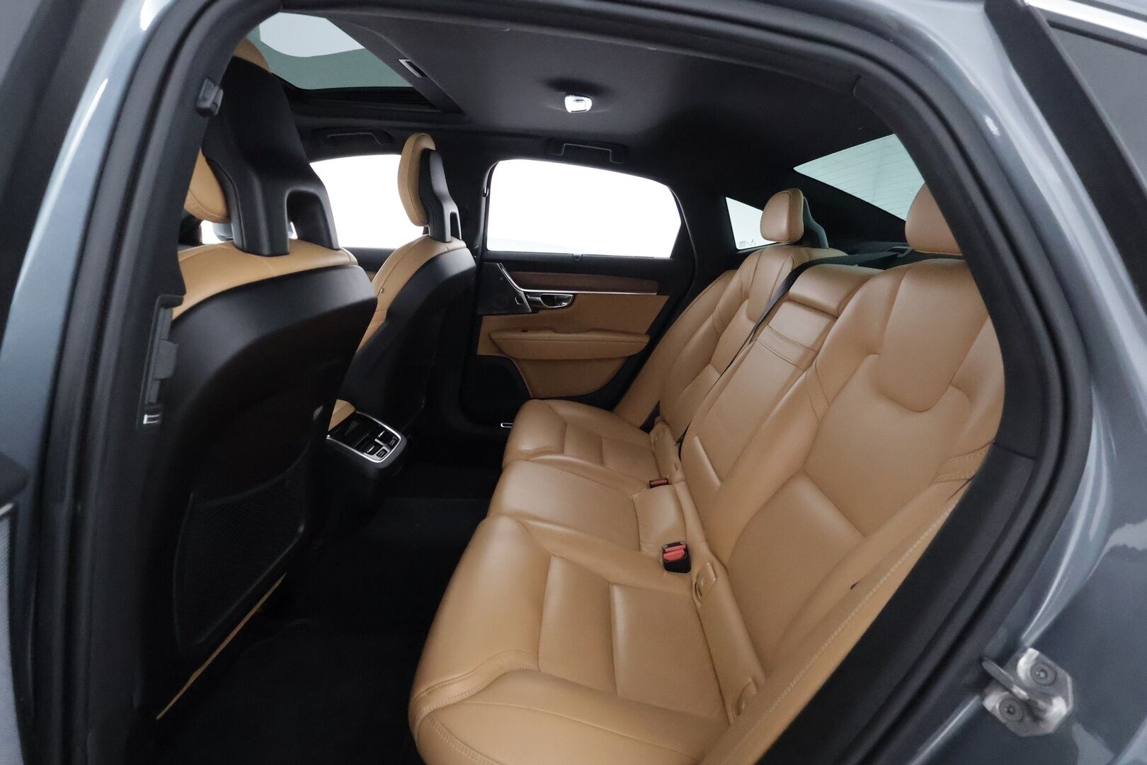 Volvo S90 2017 D5 AWD Inscription **HUD / 360° Kamera / Lasikattoluukku / Adapt.Vakkari / Sporttinahat Muistilla / Webasto / Full-LED** - Bowers&Wilkins / Navi / Kaistavahti / Digimittaristo / 4-Alueinen AC / Vaalean-Ruskea Nahkaverhoilu KeylessGO / 2x Renkaat