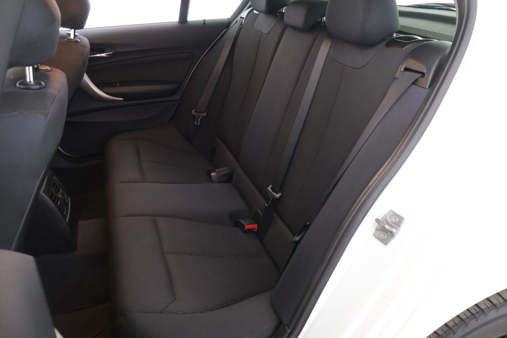 BMW 116 2014 F20 Hatchback 116d TwinPower Turbo A Business * Lohko / Vakkari / Keyless Go / Tutkat / Bluetooth * - *Suomi-auto / Kahdet renkaat vanteineen / Pienet kustannukset*