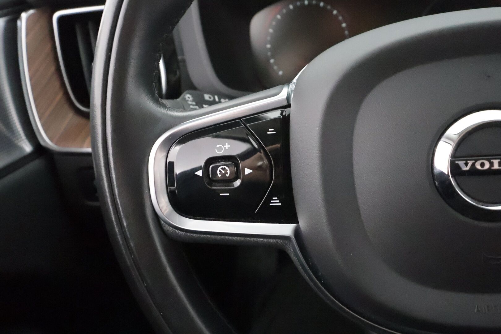 Volvo XC60 2020 T8 TwE AWD Business Inscription aut * ACC / B&W / Webasto / Full LED / Panorama / Koukku / Muistipenkki / BLIS / P.kamera * - Bowers&Wilkins / Akku kuntotarkastettu / Kahdet renkaat aluvanteilla - HULLUT AVAJAISHULINAT KORKOTARJOUS 3,29 %