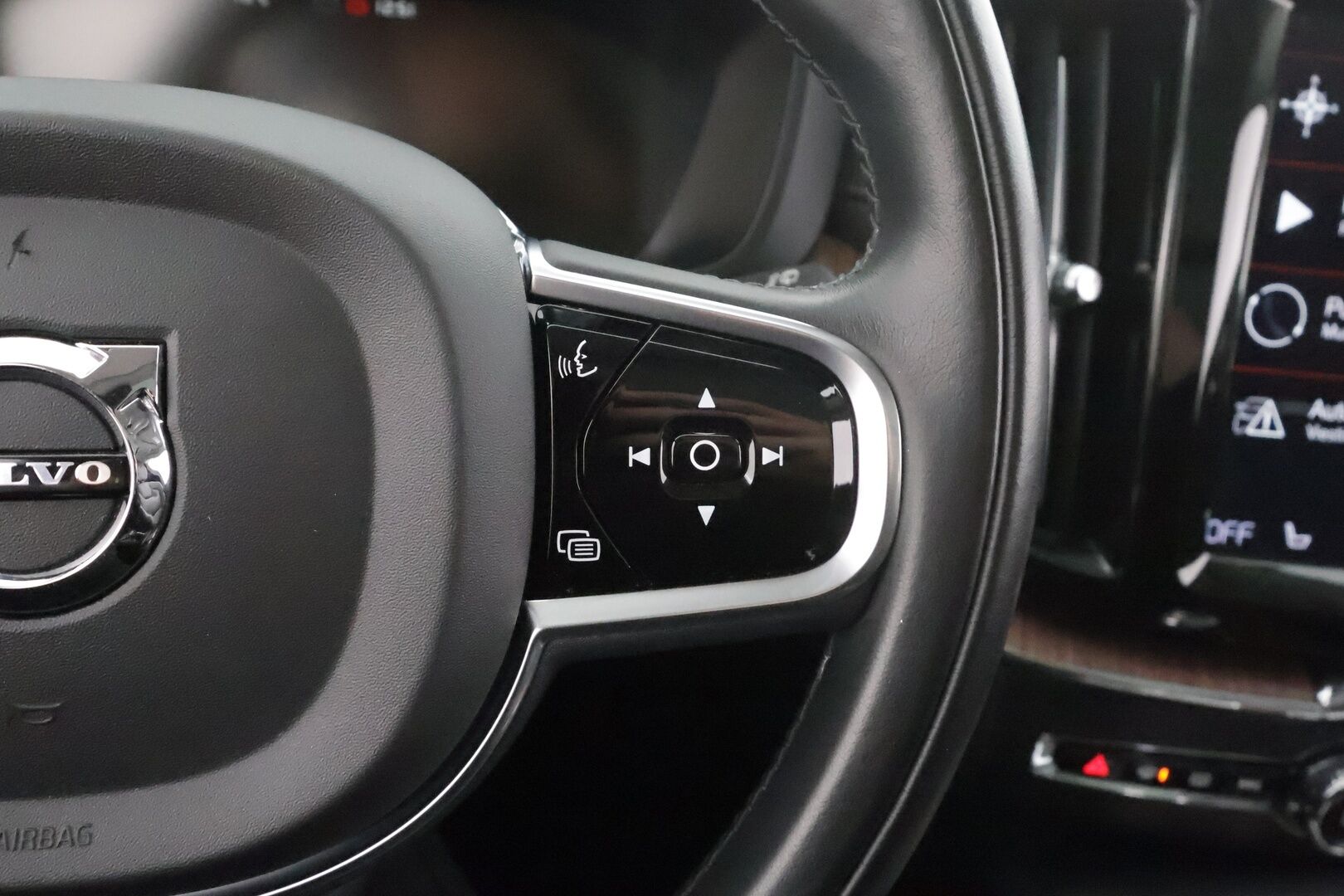 Volvo XC60 2020 T8 TwE AWD Business Inscription aut * ACC / B&W / Webasto / Full LED / Panorama / Koukku / Muistipenkki / BLIS / P.kamera * - Suomi-auto / Akku kuntotarkastettu / Kahdet renkaat aluvanteilla 