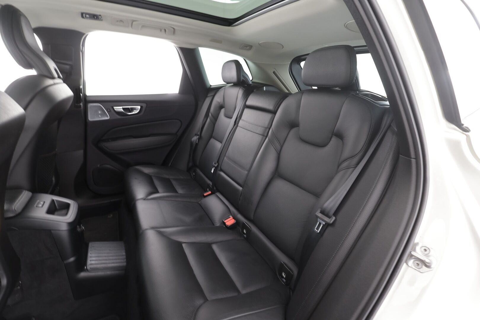 Volvo XC60 2020 T8 TwE AWD Business Inscription aut * ACC / B&W / Webasto / Full LED / Panorama / Koukku / Muistipenkki / BLIS / P.kamera * - Bowers&Wilkins / Akku kuntotarkastettu / Kahdet renkaat aluvanteilla - HULLUT AVAJAISHULINAT KORKOTARJOUS 3,29 %