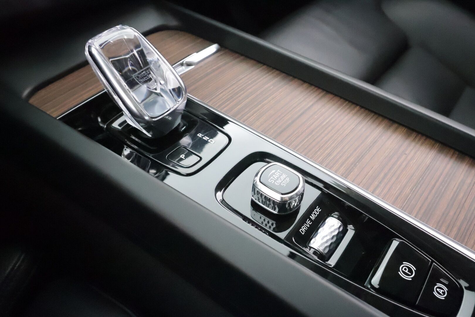 Volvo XC60 2020 T8 TwE AWD Business Inscription aut * ACC / B&W / Webasto / Full LED / Panorama / Koukku / Muistipenkki / BLIS / P.kamera * - Suomi-auto / Akku kuntotarkastettu / Kahdet renkaat aluvanteilla 