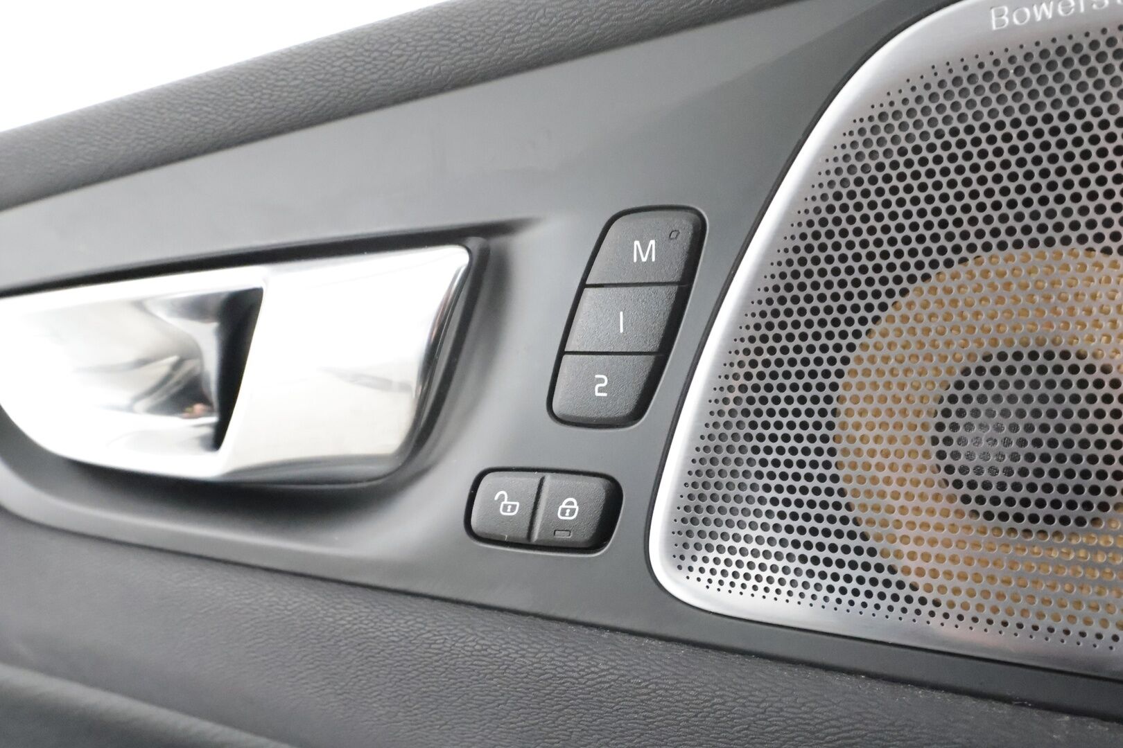 Volvo XC60 2020 T8 TwE AWD Business Inscription aut * ACC / B&W / Webasto / Full LED / Panorama / Koukku / Muistipenkki / BLIS / P.kamera * - Bowers&Wilkins / Akku kuntotarkastettu / Kahdet renkaat aluvanteilla - HULLUT AVAJAISHULINAT KORKOTARJOUS 3,29 %