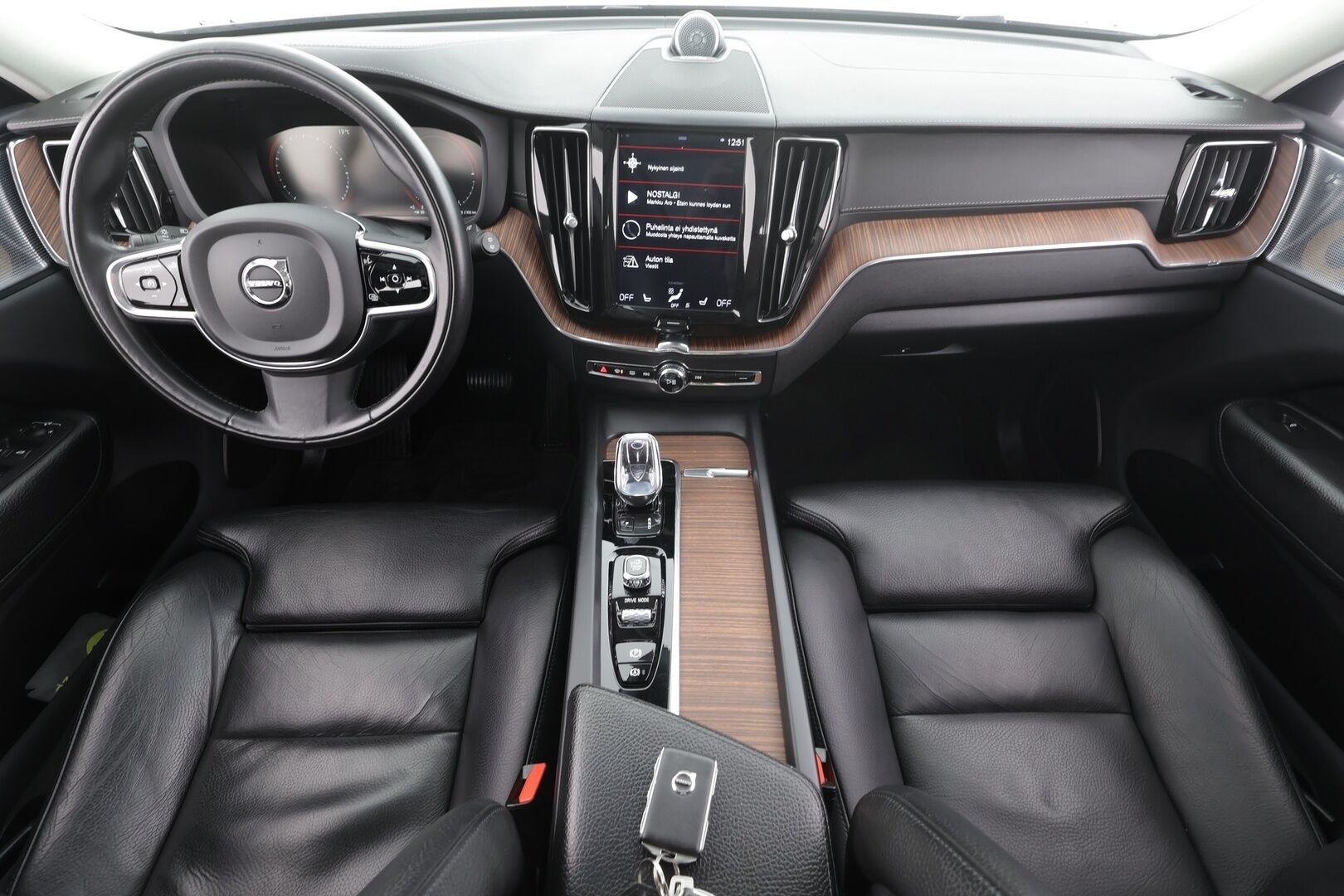 Volvo XC60 2020 T8 TwE AWD Business Inscription aut * ACC / B&W / Webasto / Full LED / Panorama / Koukku / Muistipenkki / BLIS / P.kamera * - Suomi-auto / Akku kuntotarkastettu / Kahdet renkaat aluvanteilla 