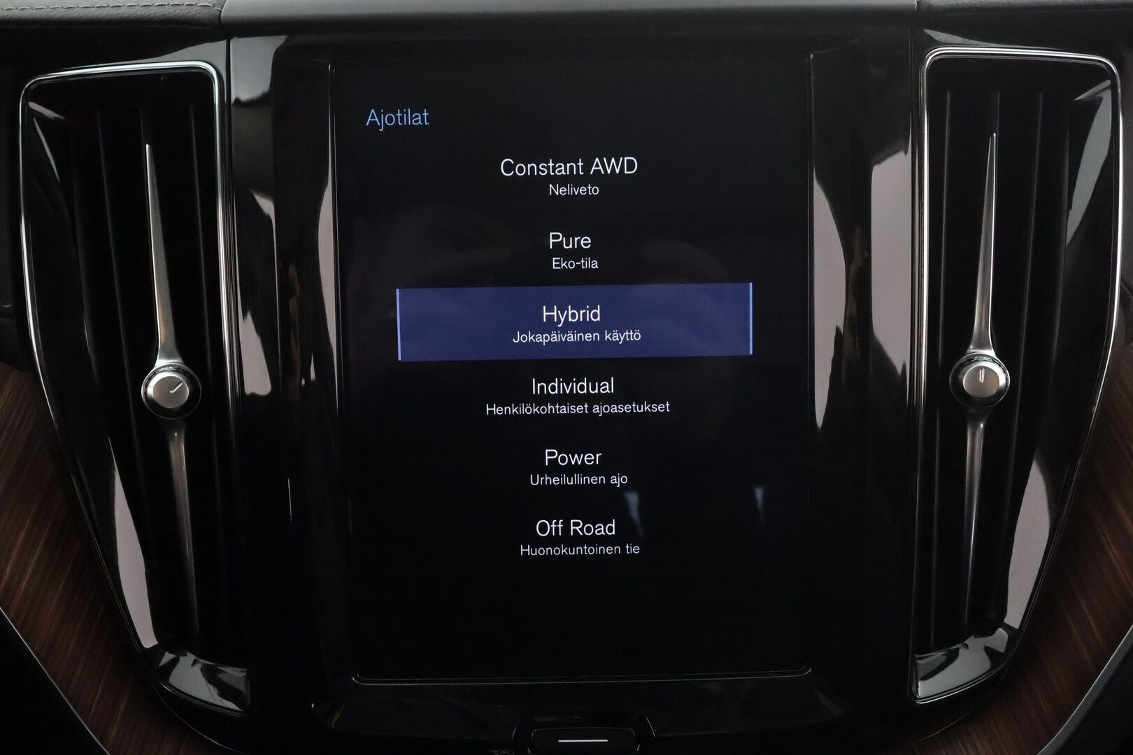 Volvo XC60 2020 T8 TwE AWD Business Inscription aut * ACC / B&W / Webasto / Full LED / Panorama / Koukku / Muistipenkki / BLIS / P.kamera * - Bowers&Wilkins / Akku kuntotarkastettu / Kahdet renkaat aluvanteilla - HULLUT AVAJAISHULINAT KORKOTARJOUS 3,29 %