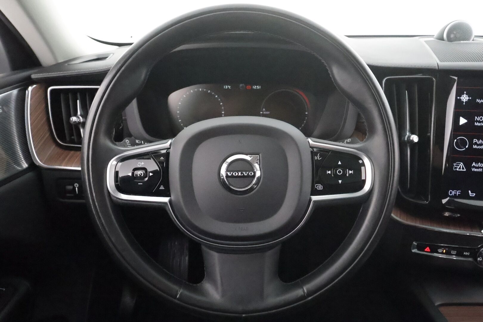 Volvo XC60 2020 T8 TwE AWD Business Inscription aut * ACC / B&W / Webasto / Full LED / Panorama / Koukku / Muistipenkki / BLIS / P.kamera * - Suomi-auto / Akku kuntotarkastettu / Kahdet renkaat aluvanteilla 