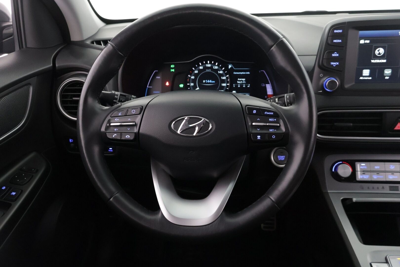 Hyundai KONA 2020 electric 39 kWh 136 hv Comfort ** Lämpöpumppu / Adapt.vakkari / P.kamera / 2x renkaat vanteilla / Carplay ** - Kaksin renkain upeassa kunnossa oleva hyvin varusteltu Suomi-auto!