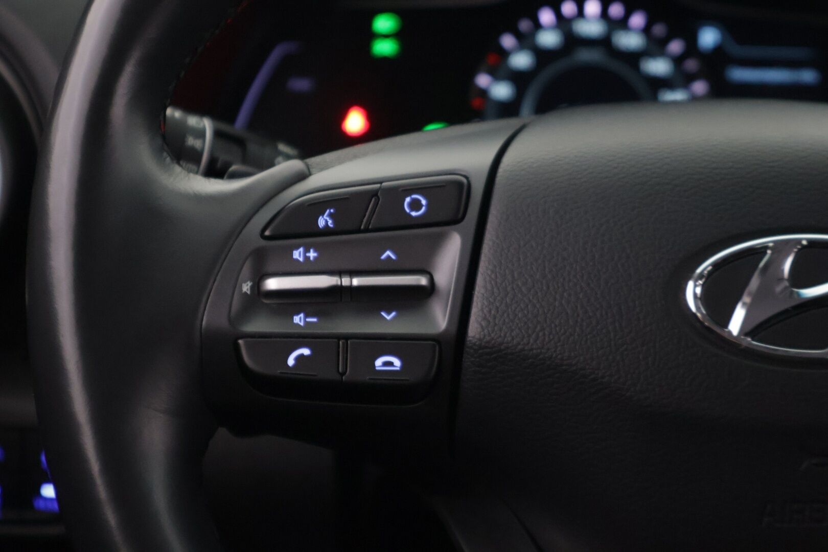 Hyundai KONA 2020 electric 39 kWh 136 hv Comfort ** Lämpöpumppu / Adapt.vakkari / P.kamera / 2x renkaat vanteilla / Carplay ** - Kaksin renkain upeassa kunnossa oleva hyvin varusteltu Suomi-auto!