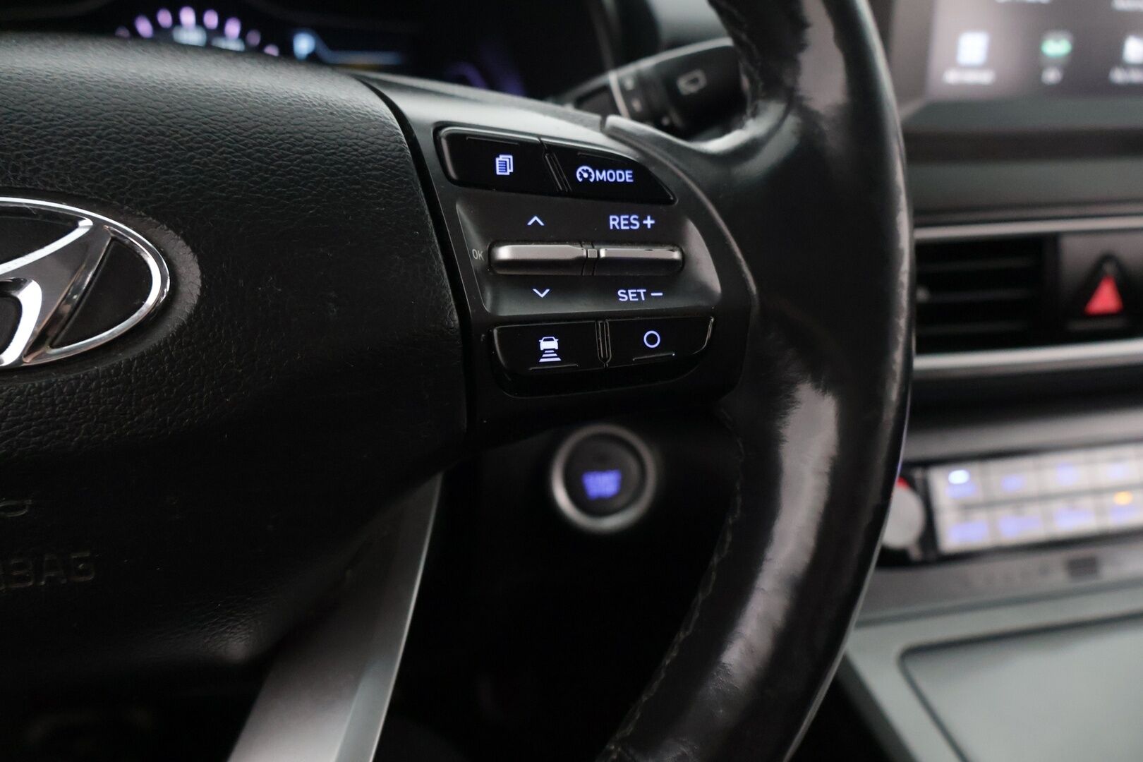 Hyundai KONA 2020 electric 39 kWh 136 hv **ACC / Peruutuskamera / Apple ja Android / Merkkiliikkeen huollot / Navi / Keyless** - Kahdet renkaat aluvanteilla / Merkkihuolto huoltohistoria - HULLU BLACKWEEK KORKOTARJOUS 2,49%