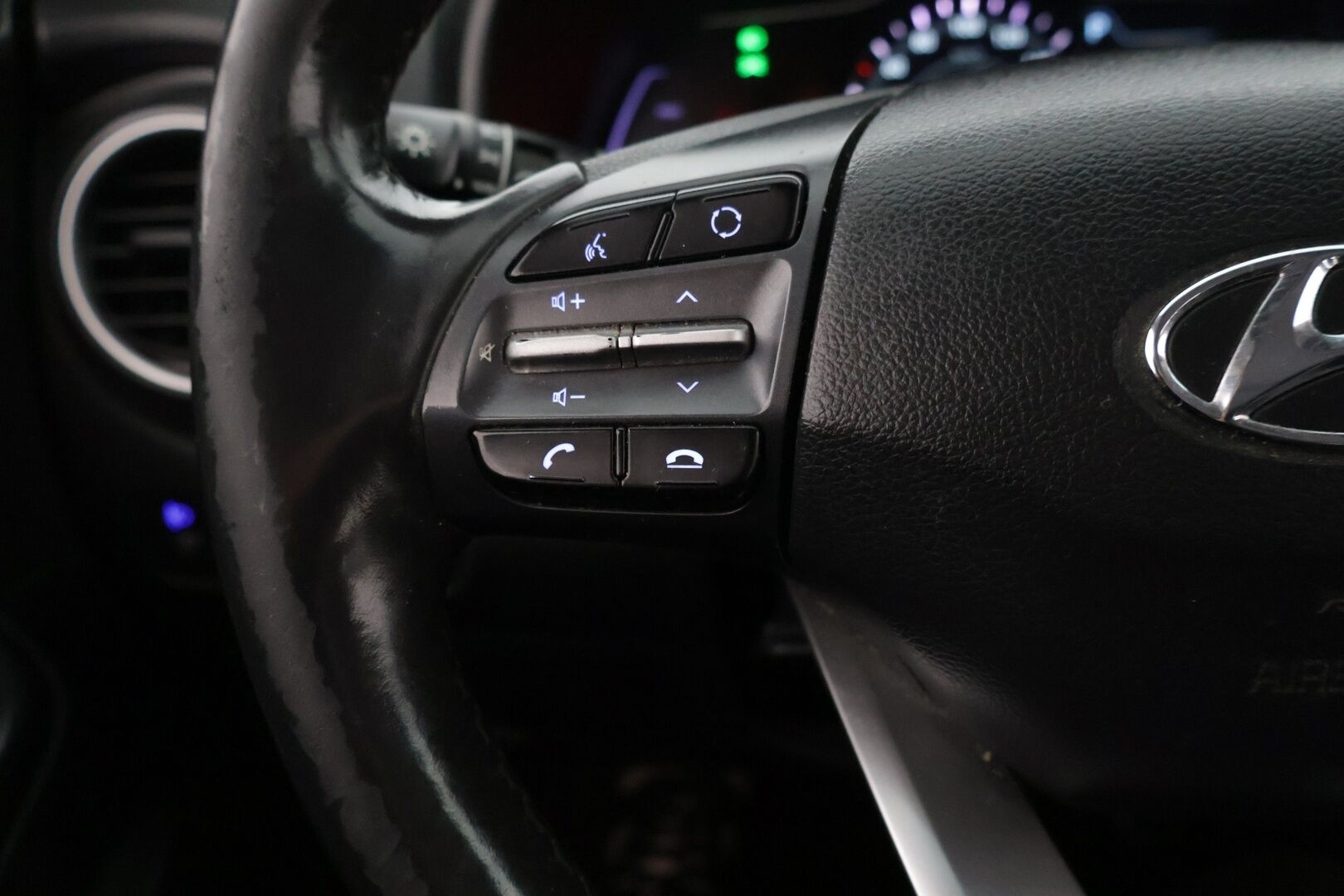 Hyundai KONA 2020 electric 39 kWh 136 hv **ACC / Peruutuskamera / Apple ja Android / Merkkiliikkeen huollot / Navi / Keyless** - Kahdet renkaat aluvanteilla / Merkkihuolto huoltohistoria - HULLU BLACKWEEK KORKOTARJOUS 2,49%