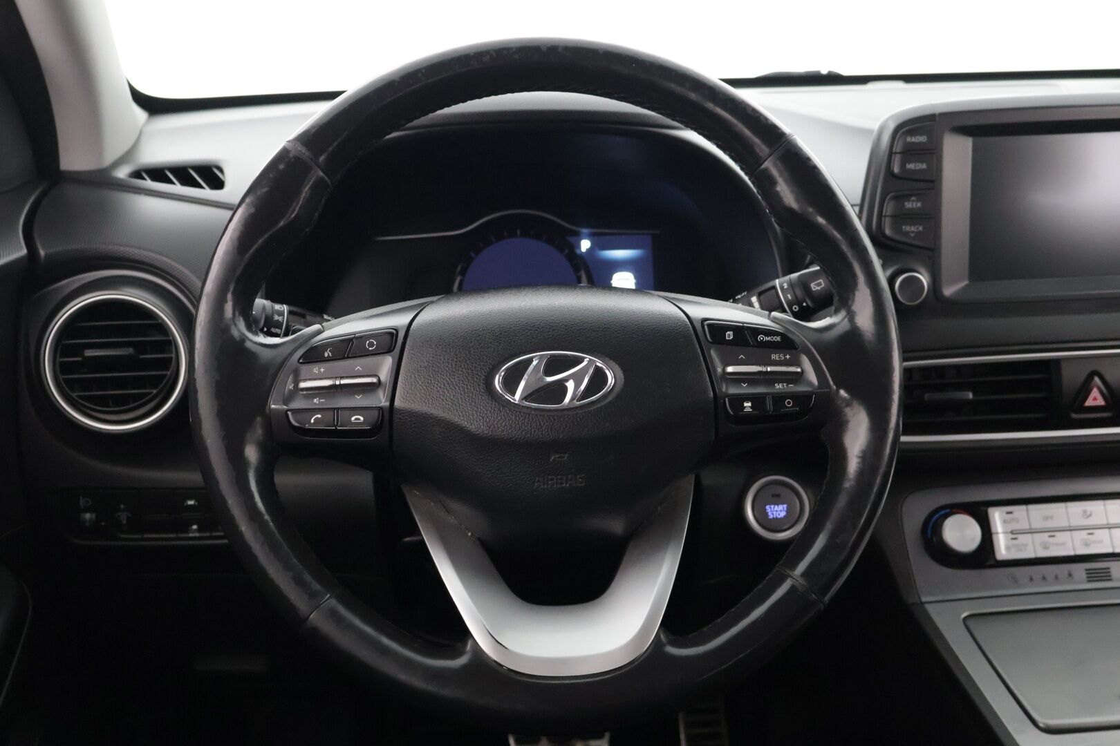 Hyundai KONA 2020 electric 39 kWh 136 hv **ACC / Peruutuskamera / Apple ja Android / Merkkiliikkeen huollot / Navi / Keyless** - Kahdet renkaat aluvanteilla / Merkkihuollettu!