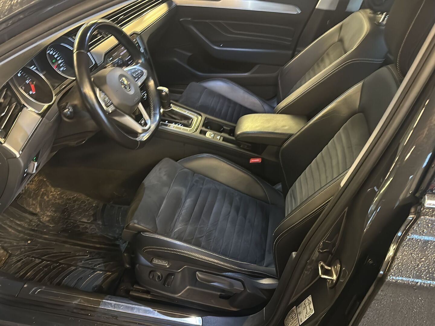 Volkswagen Passat 2020 Sedan R-Line 2,0 TDI EVO SCR 110 kW / Webasto / ACC / Vetokoukku / Ergo-penkit - Siisti! / Kahdet renkaat / Hyvin Huollettu.