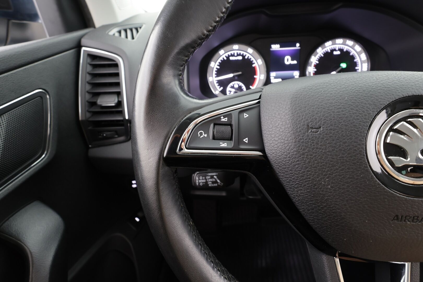 Skoda Karoq 2020 1,5 TSI Style BusinessLine DSG Autom. - | ACC | Webasto | LED | Puolinahat | Ratinlämmitys | P.kamera | Apple&Android | 1.Om Suomi-auto | Kahdet Renkaat | Merkkihuollettu |