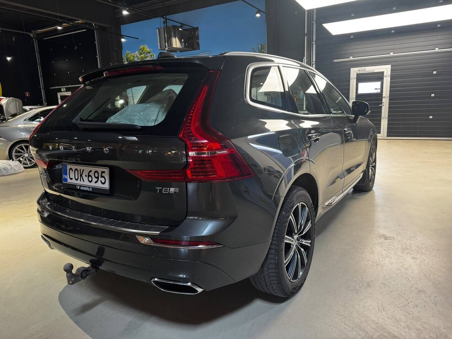 Volvo XC60 2020 T8 TwE AWD Business Inscription aut - Suomiauto | Webasto | Koukku | Panoraama | Vaaleat Sporttinahat | Peruutuskamera | ACC | High Perf Audio | Supervarusteltu!