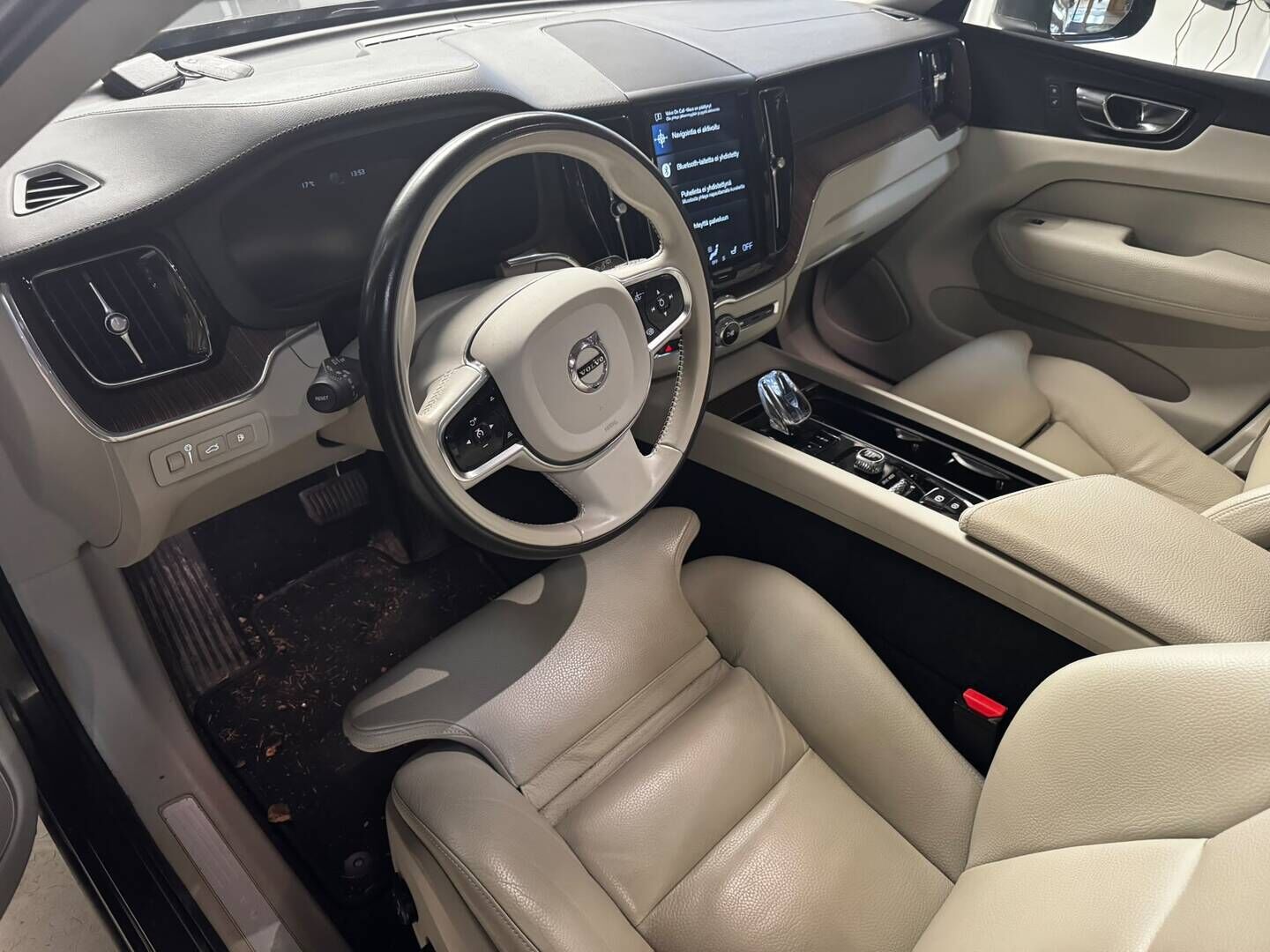 Volvo XC60 2020 T8 TwE AWD Business Inscription aut - Suomiauto | Webasto | Koukku | Panoraama | Vaaleat Sporttinahat | Peruutuskamera | ACC | High Perf Audio | Supervarusteltu!